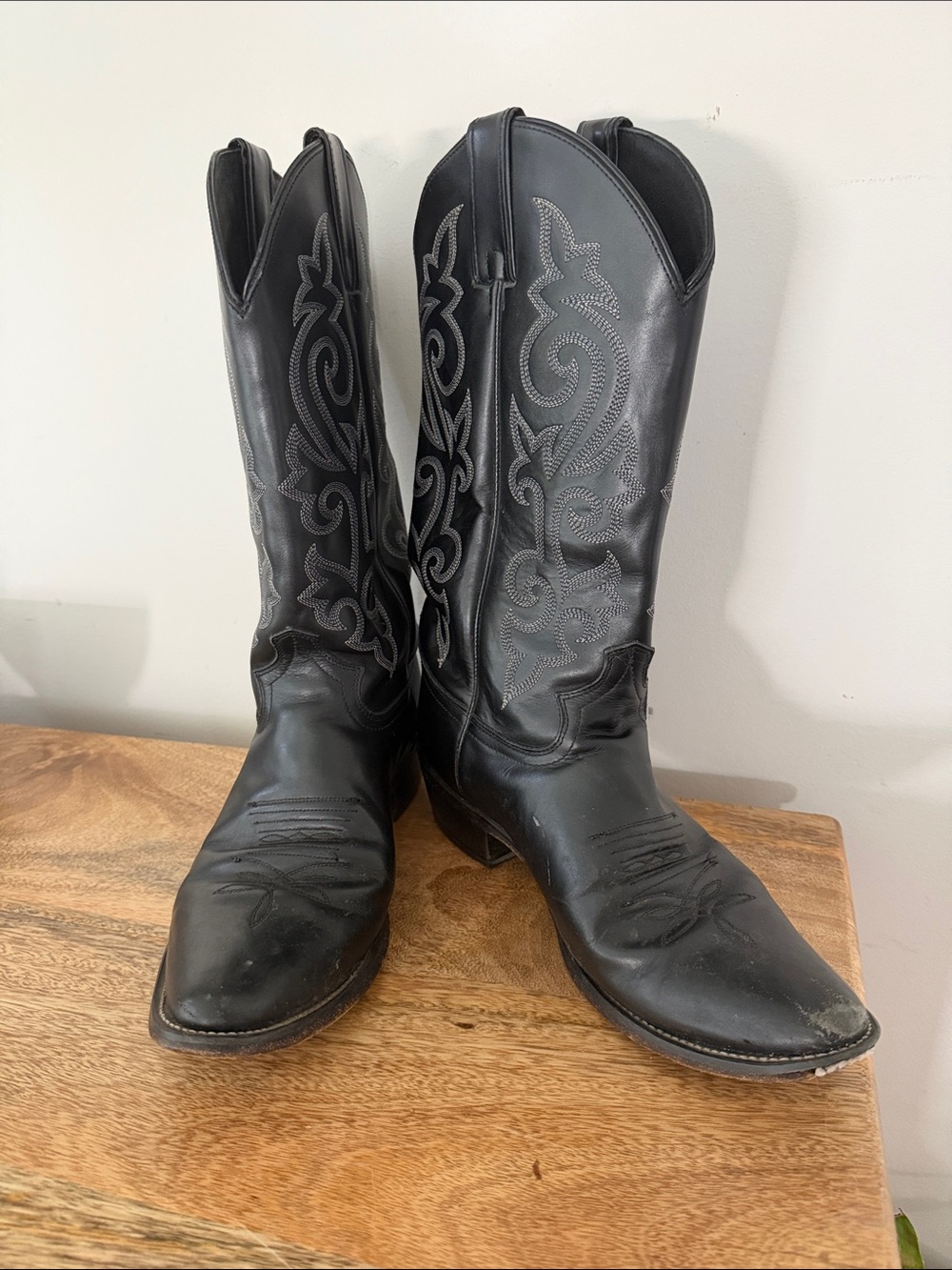 Justin Men's Calfskin Round Toe Western Boots 1409 size 10.5D